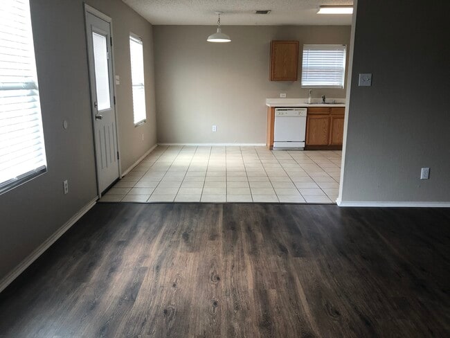 Building Photo - 4820 Waterford Dr