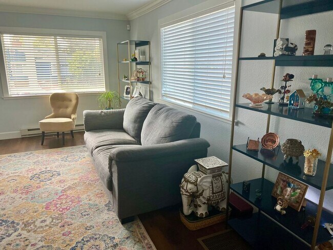 Foto del edificio - Fully Furnished Comfort + Rare Central A/C...