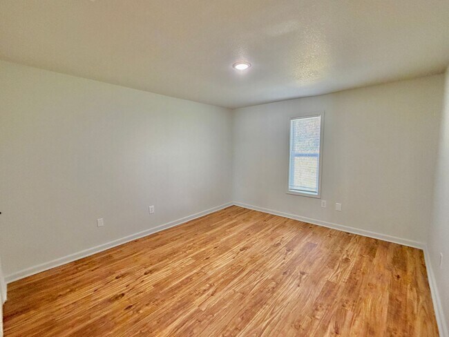 Foto del edificio - Newly Renovated 2 Bed / 1 Bath Apartment in Truman.  READY NOW!