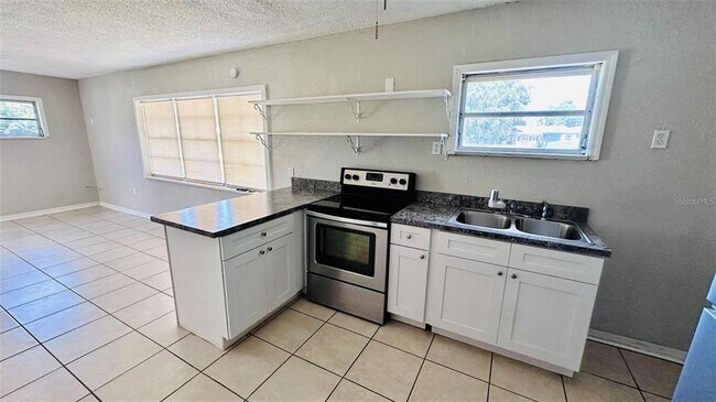 Foto del edificio - 1310 N Combee Rd