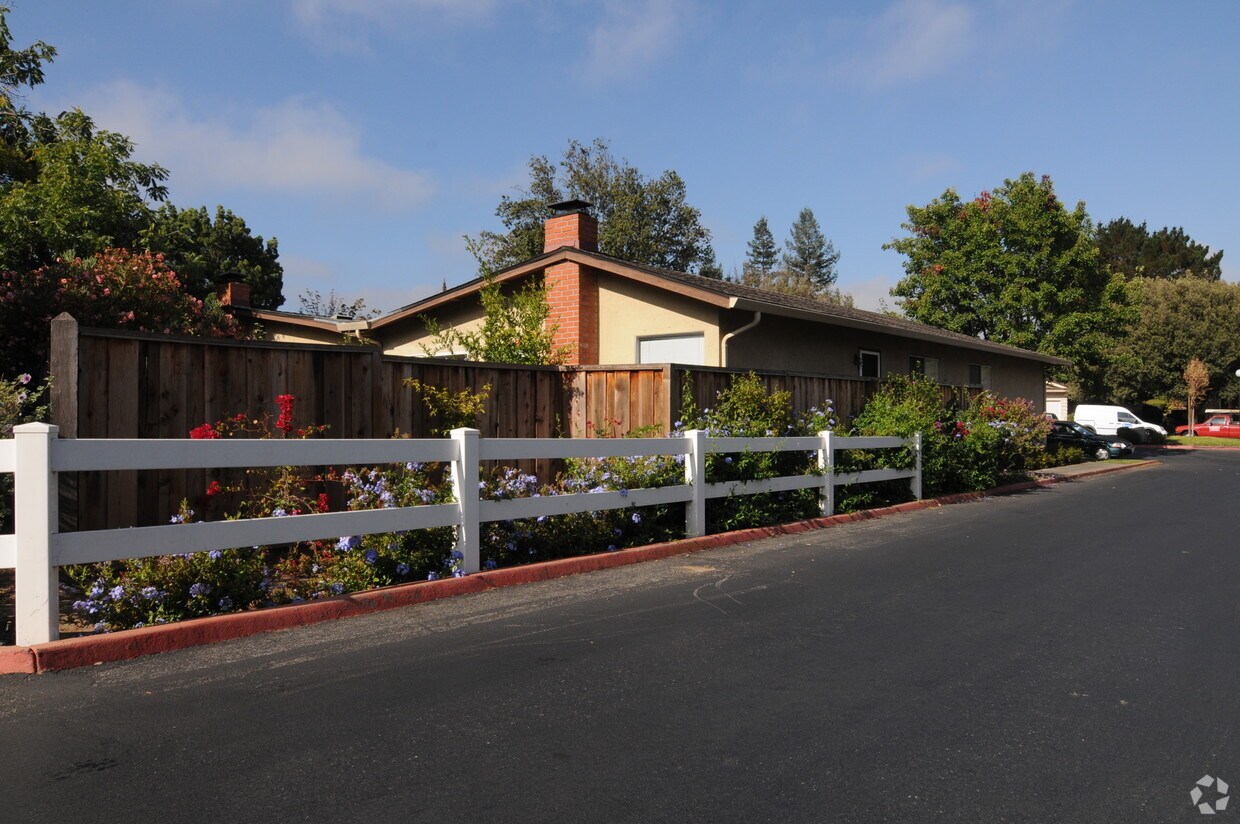 Building Photo - 681-685 Vasona Ct