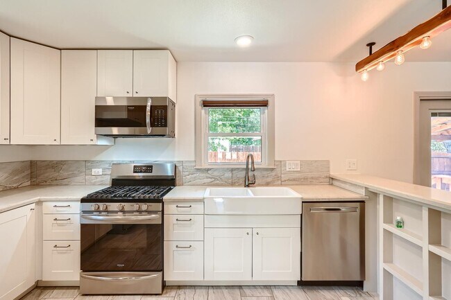 Foto del edificio - Updated Highland home with mid-century charm