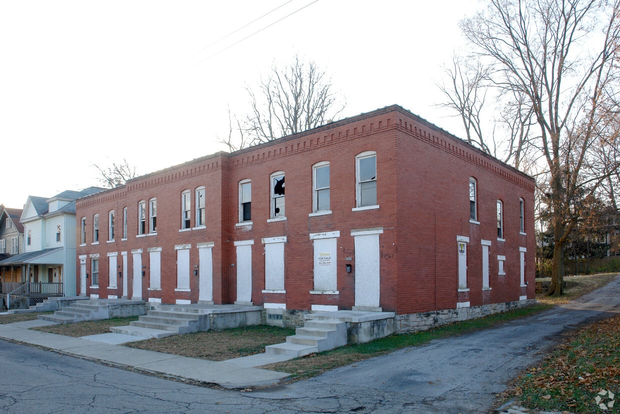 Building Photo - 1621-1631 Oak St