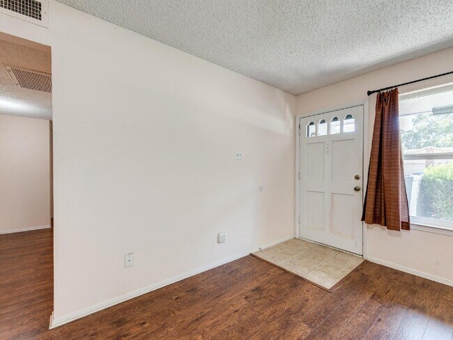 Foto del edificio - "Charming 3-2 Townhouse Near Shopping, Dining & Entertainment!"