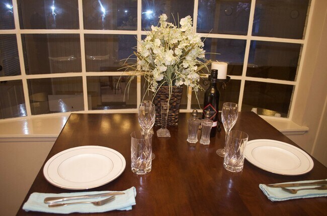 Foto del edificio - AUGUST PRE-LEASE!  Spacious 4 Bedroom 2 Bathroom Home CLOSE TO CAMPUS
