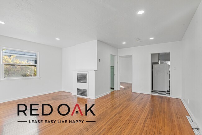 Building Photo - 1115 N Doheny-B