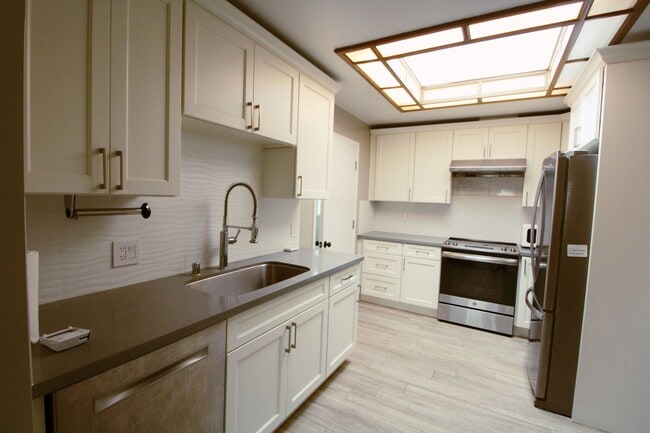 Foto del edificio - 3bd/2ba + Large Sutdio! Tastefully Remodel...