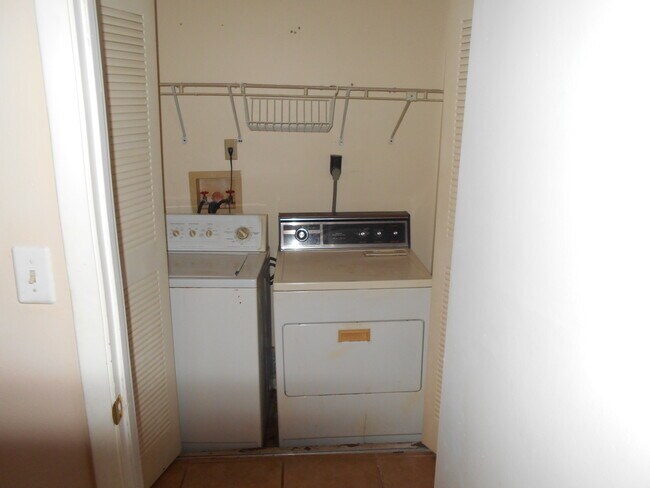 Building Photo - UCF Duplex