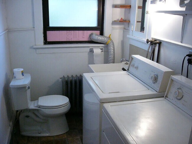 Foto del edificio - Three bedroom home with laundry