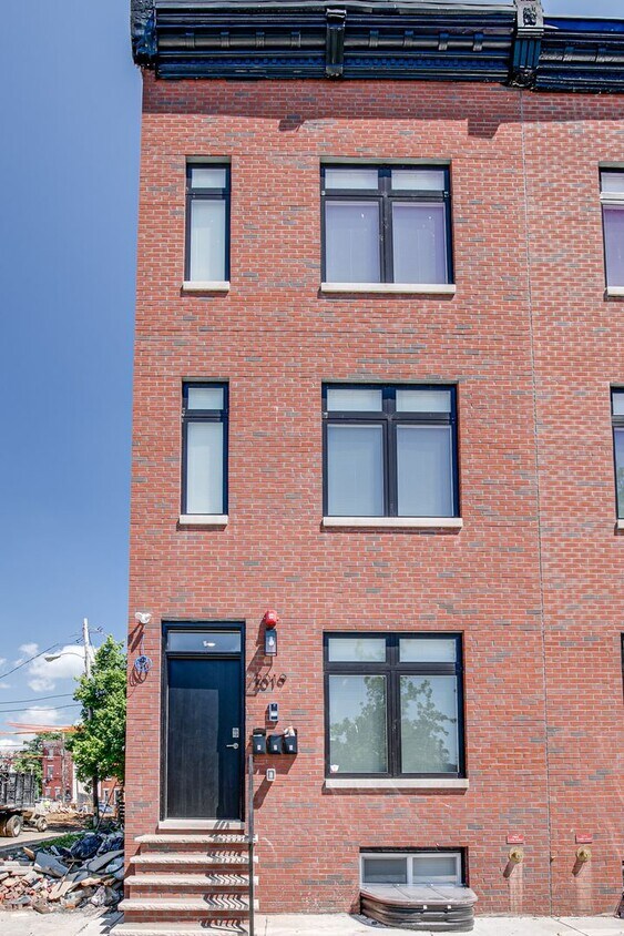 Primary Photo - 2019 N College Ave