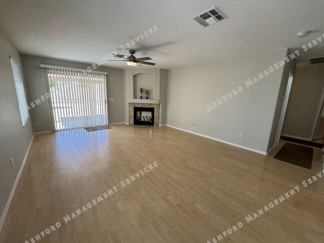 Building Photo - 3 BEDROOM WITH NO CARPET/LARGE YARD