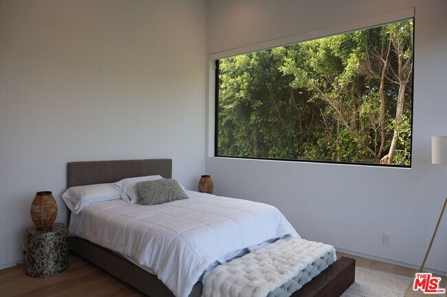 Building Photo - 6656 Dume Dr