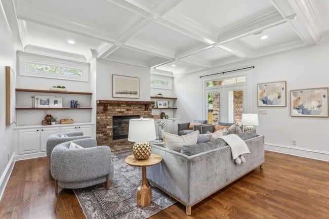 Foto del edificio - 1363 Sylvan Cir NE