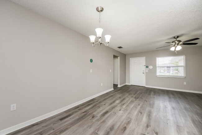 Foto del edificio - 242 Cheshire Ct