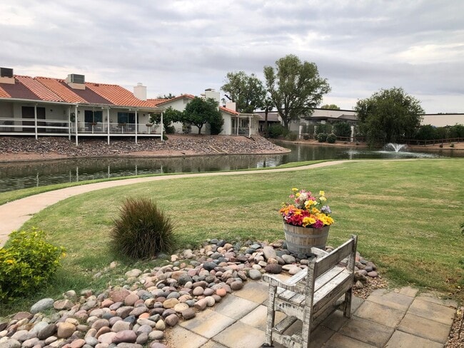 Foto del edificio - Welcome to this stunning 1-bedroom, 1.5-bathroom home located in Leisure World a 45+ Active Adult...