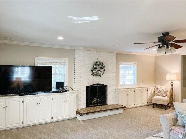 Building Photo - 3491 Rockhaven Cir NE