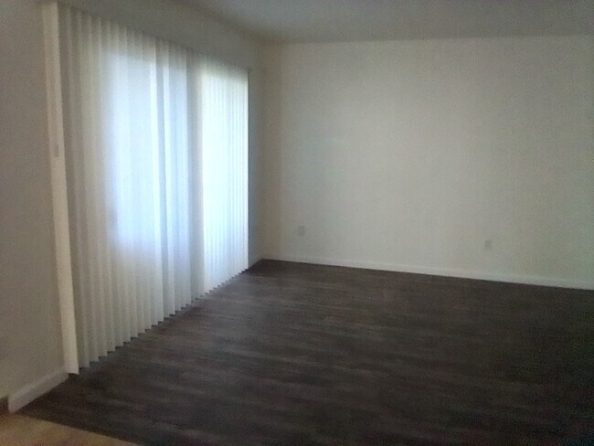 Living room - 2621 Howe Ave