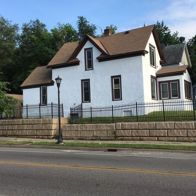 Building Photo - 3 bedrooms 1 Bath house for rent