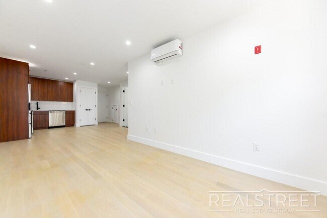 Foto del edificio - Brand New Stuning 1 BED in Crown Heights!