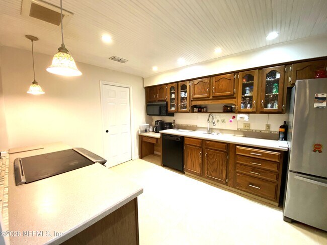 Foto del edificio - 7252 Holiday Hill Ct