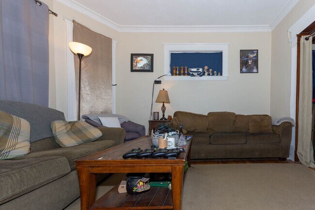 Foto del edificio - No Broker Fee | Renovated 6 Bed, 3 Bath with In-Unit Laundry | Brighton
