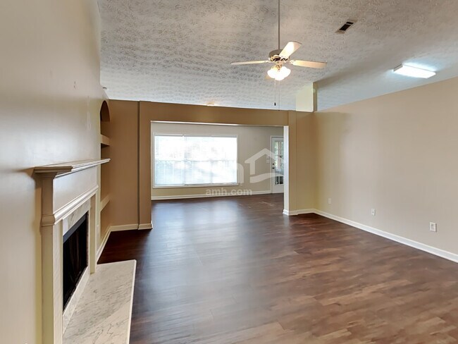 Foto del edificio - 3369 Woodtree Ln