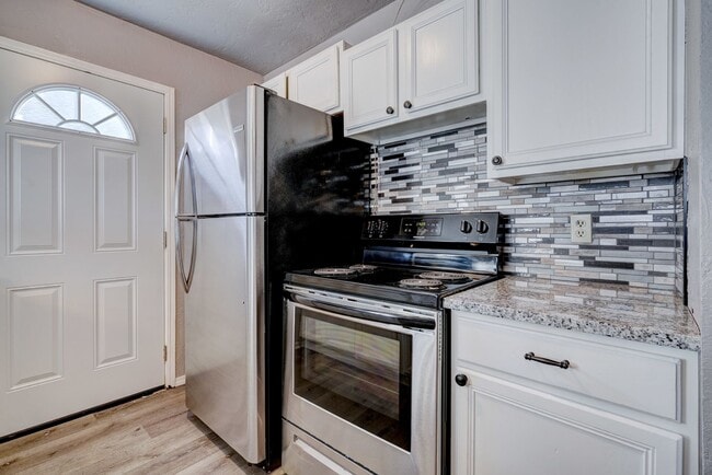 Building Photo - Spacious 4-Bed Gem with Modern Upgrades in...