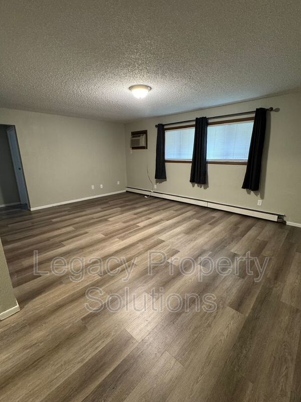 Building Photo - 305 E Expressway