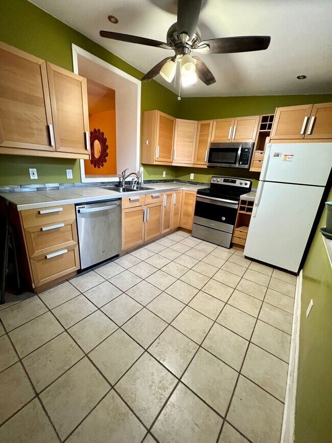 Foto del edificio - Beautiful 3-Bedroom Townhouse with Den Jus...