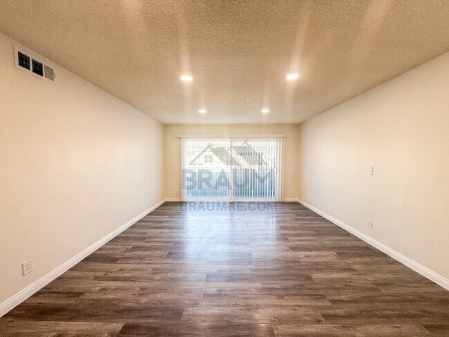 Foto del edificio - 6041 Whitsett Ave