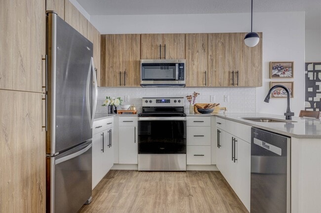 Building Photo - Reveal Apartments & Townhomes