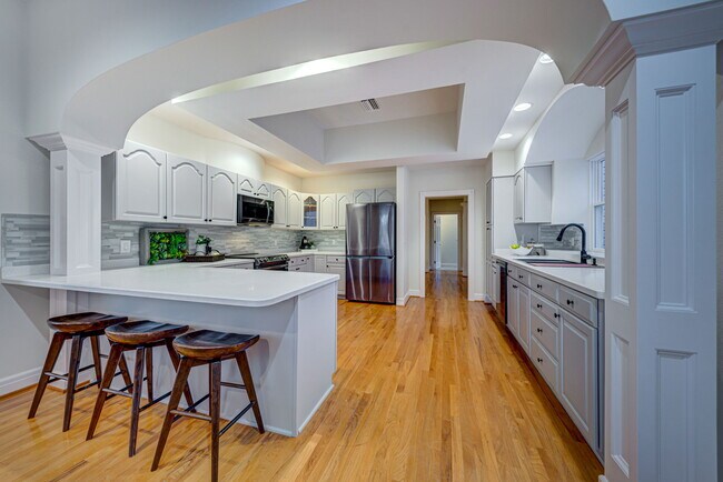 Foto del edificio - 128 Lake Shore Dr N