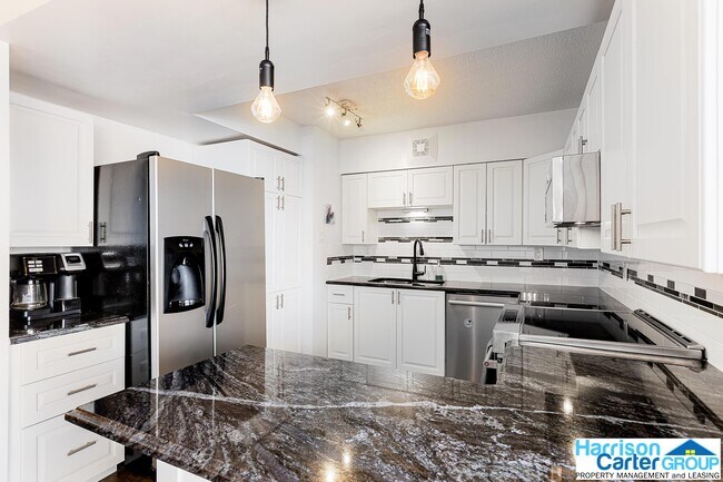 Building Photo - DOWNTOWN Condo * ALL INCLUSIVE 3+ DEN * 2 ...