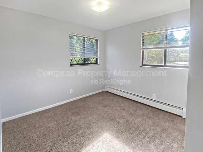 Building Photo - 136 N Lake St