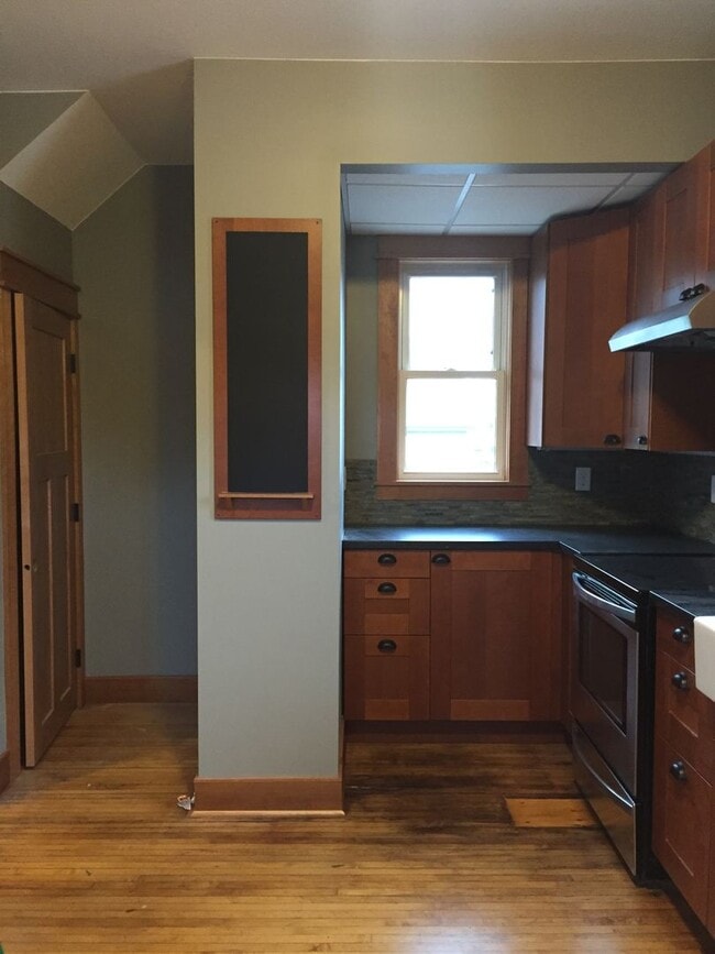 Building Photo - 1414 1/2 Jefferson Street - Available June! - Income Restricted Unit