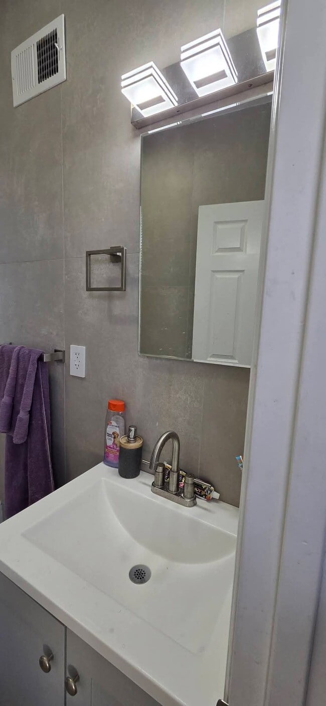 Foto del edificio - 35 Vernon Ave