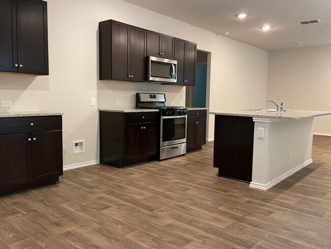 Foto del edificio - Attractive Like New Home In Master Planned...