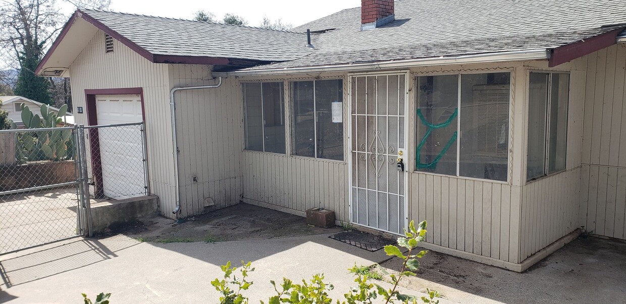 Primary Photo - 4103lansingavenue.is4lease.com