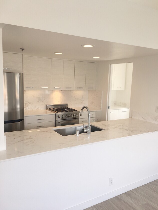 8600 Burton Way Apartments in Los Angeles, CA