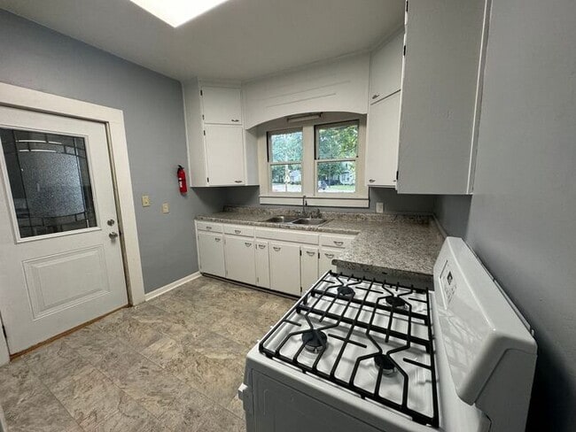 Building Photo - 3 bedroom home in Dowagiac