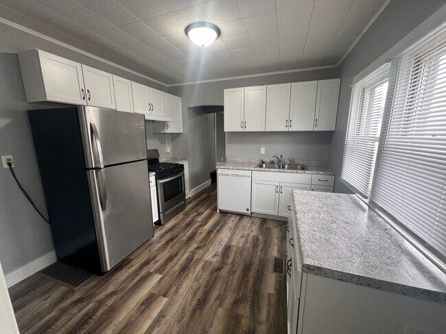 Foto del edificio - Spacious 3-bed, 1-bath 2-story home in Moline