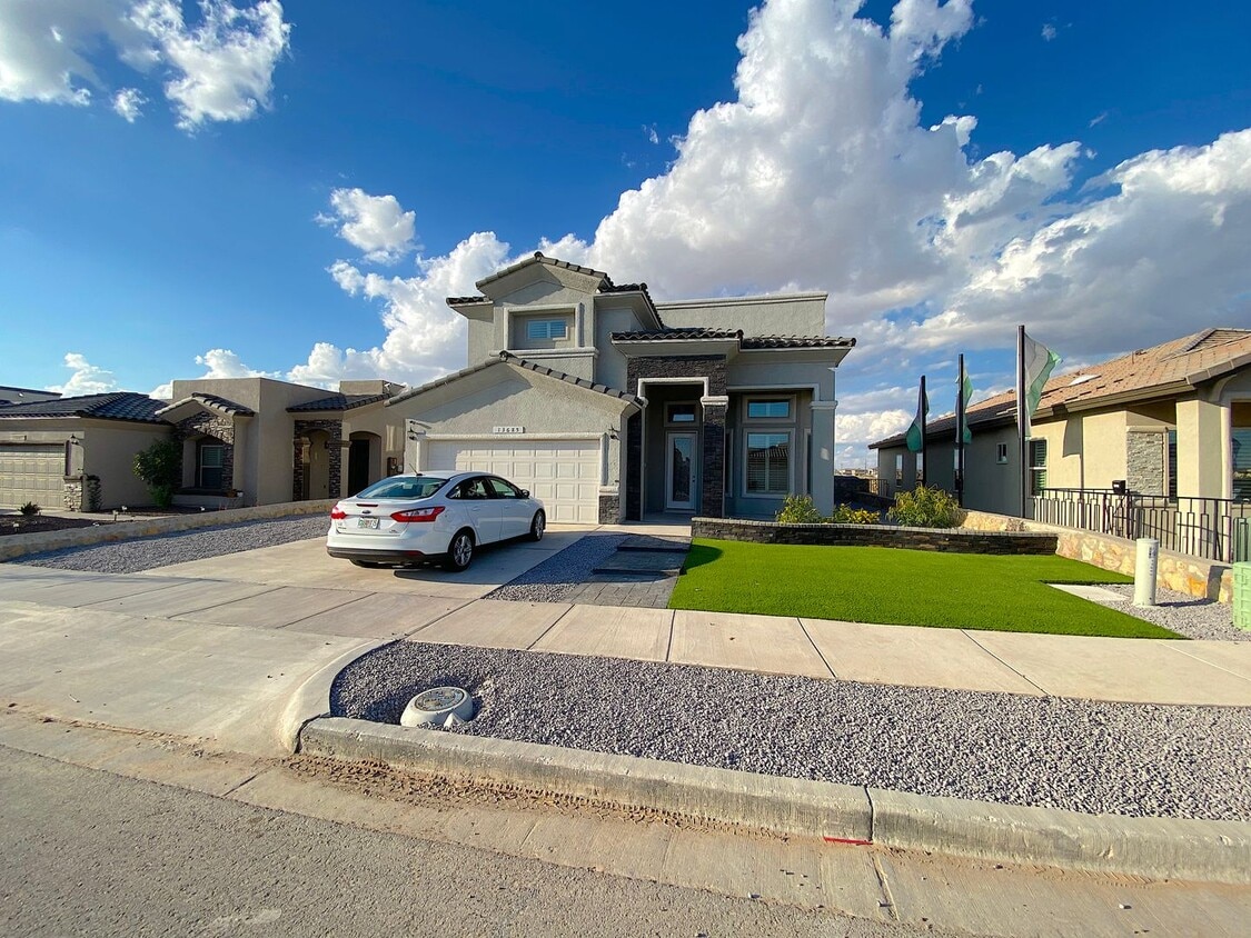 Foto principal - Spacious 4 Bedroom Refrig A/C Home