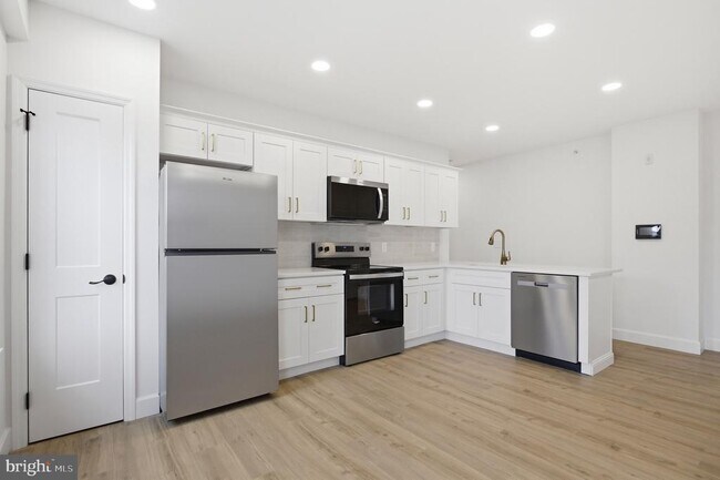 Foto del edificio - 100 W Front St