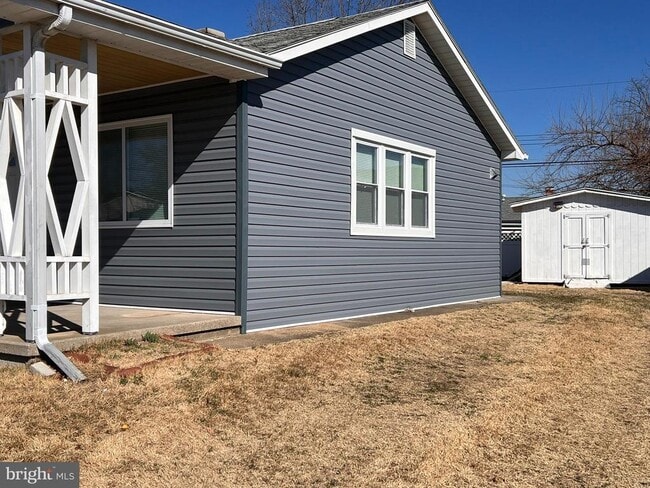 Building Photo - 1325 Fuselage Ave