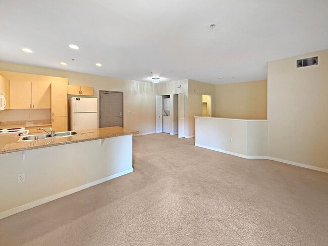 Building Photo - Spacious Studio w/ Washer/Dryer In-Unit, P...