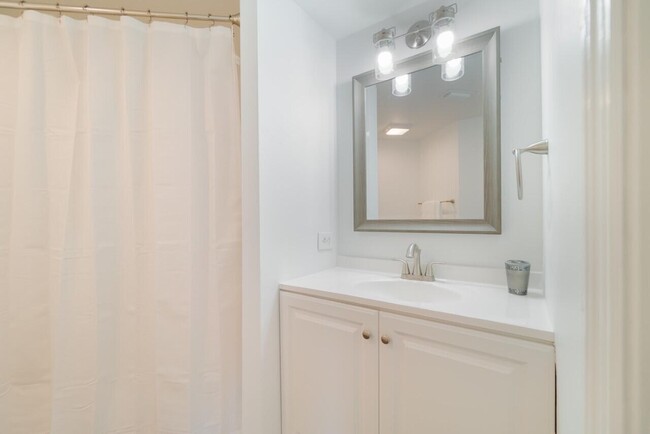 Building Photo - 800 Crestwood Ct S