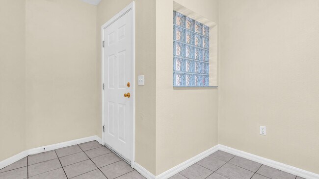 Building Photo - 3 bedroom 2 bath Riverview Condo