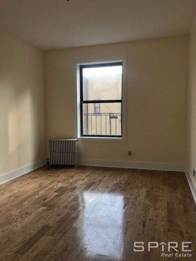 Building Photo - Massive Renovated 1 Bedroom Apartment