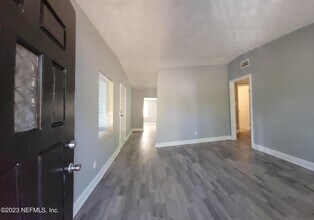 Building Photo - 6114 Strawflower Pl
