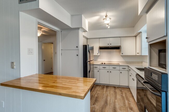 Foto del edificio - 5833 Birchbrook Dr